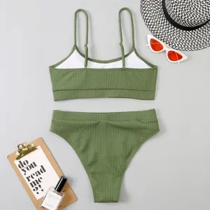 Bikini deux pieces vert côtelé avec haut encolure U et bas taille haute pour maillot bain.