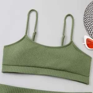 Haut de maillot de bain côtelé vert pour femme, avec encolure en U et bretelles réglables.