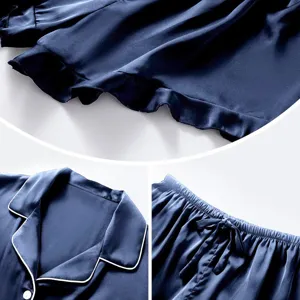 Vue détaillée de l'ensemble de pyjama en satin bleu nuit avec col à revers et cordon.
