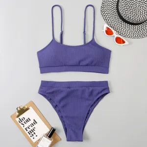 Gros plan sur le tissu violet côtelé et le design en U de cet ensemble de bikini stylé.