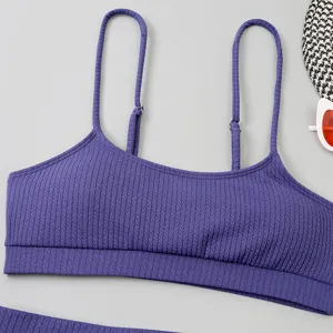 Détail haut de bikini côtelé violet en U, vêtement de plage d'été texturé vue.