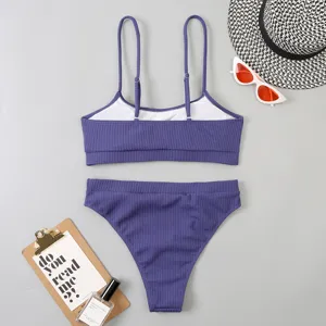 Ensemble bikini côtelé violet col U à plat avec chapeau d'été et lunettes de soleil.