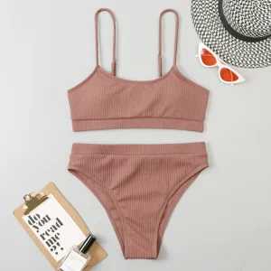 Ensemble de bikini côtelé mauve chic avec haut U-neck et bas de maillot taille haute.