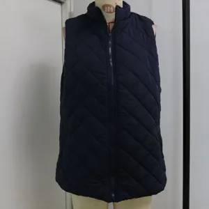Gilet trapuntato senza maniche da donna in blu scuro con motivo a rombi ed elegante collo.