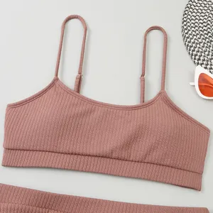 Vue détaillée d'un haut de bikini côtelé mauve à col U et bas taille haute, mode de plage.