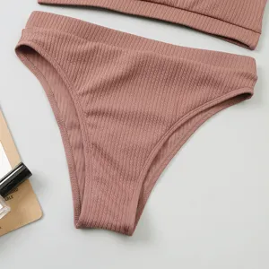 Detail de bikini taille haute texture cotee, vue rapprochee de maillot deux pieces.