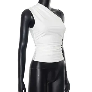 Top smanicato bianco tinta unita con spalla scoperta e arricciature, elegante e casual.