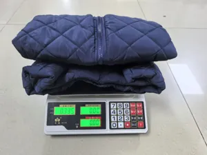 Gilet trapuntato leggero da donna motivo losanghe collo alto smanicato dettaglio foto.
