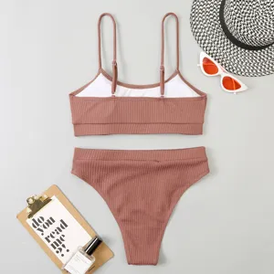 Maillot de bain deux pièces côtelé pour femme avec haut col U et bas taille haute pour plage.