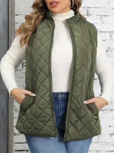Dettaglio ravvicinato di un elegante gilet trapuntato verde oliva con collo alto e zip frontale.