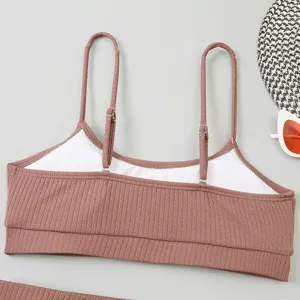 Détail de top bikini côtelé, bretelles fines réglables, doublure confortable plage