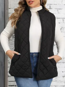 Primo piano dell'elegante gilet trapuntato nero con motivo a rombi e collo a imbuto.