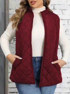 Primo piano sui dettagli del gilet trapuntato da donna con pratica cerniera e tasche.