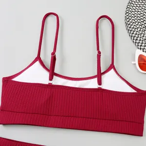 Détail haut de bikini côtelé, maillot de bain rouge vin U-neck avec bretelles ajustables.