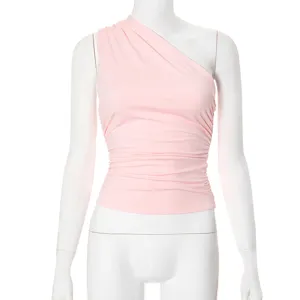 Dettaglio crop top monospalla rosa arricciato, capo moda estivo monocolore senza maniche.