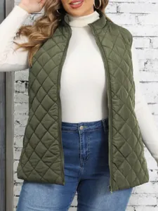 Primo piano dettaglio di gilet trapuntato donna motivo losanga senza maniche inverno