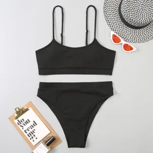 Ensemble de bikini noir côtelé en deux pièces avec haut à bretelles et slip taille haute.