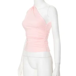 Dettaglio top rosa monospalla arricciato, design smanicato aderente con eleganti arricciature.