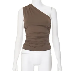 Top smanicato arricciato monospalla marrone, tinta unita elegante casual abbigliamento base estivo.