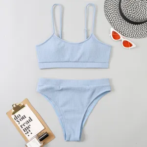 Ensemble de bikini côtelé bleu clair avec haut à col scoop et bas taille haute.