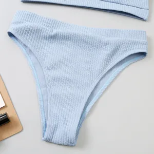 Bas de bikini côtelé bleu clair taille haute vue détaillée, maillot de bain élégant.