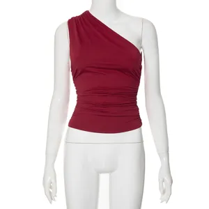 Top monospalla arricciato rosso vino vista dettagliata, abbigliamento senza maniche.