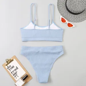 Détail de bikini côtelé bleu clair avec haut col U et bas taille haute élégants.