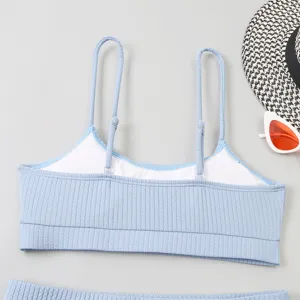 Détail de haut de bikini côtelé bleu clair, encolure U avec bretelles réglables et doublure.