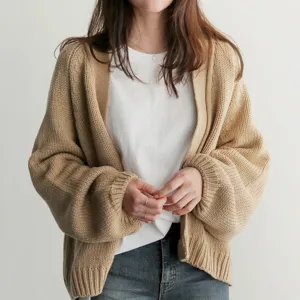 Detailansicht des gemütlichen beigen Damen-Strickcardigans mit loser Passform und weicher Textur.