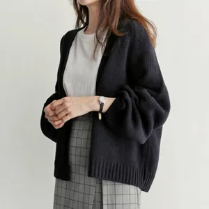 Detailansicht der einfarbigen schwarzen Damen Strickjacke con lockerem Fledermausärmel.