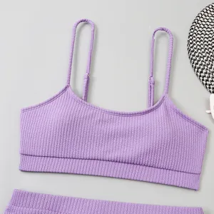 Détail en gros plan du haut de bikini côtelé violet et du bas tendance en tissu texturé.