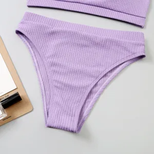 Detail texture de bas de bikini taille haute côtelé et tissu violet gros plan