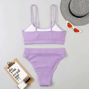 Détails du bikini deux pièces côtelé violet avec haut col U et bas taille haute élégant.