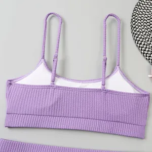 Détail de haut de bikini côtelé violet, col U avec bretelles réglables pour maillot de bain plage.