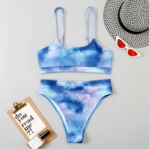 Ensemble de bikini taille haute côtelé tie-dye bleu, maillot de bain deux pièces élégant.