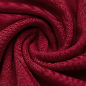 Primo piano della struttura in tessuto a costine rosso scuro, che mostra dettagli elastici.
