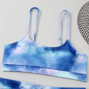 Haut de maillot de bain côtelé tie-dye bleu avec col U et bretelles réglables pour l'été.