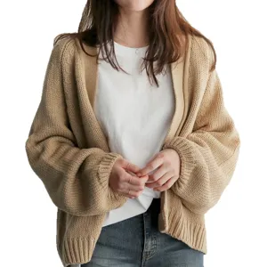 Damen einfarbige Oversize Strickjacke offener Front Cardigan Pullover kombiniert mit weißem Top.