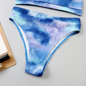 Gros plan détaillé d'un superbe bas de bikini taille haute côtelé tie and dye bleu.