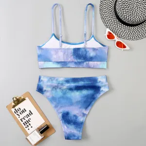 Bikini deux pièces en tissu côtelé tie-dye bleu avec haut encolure U et slip taille haute.