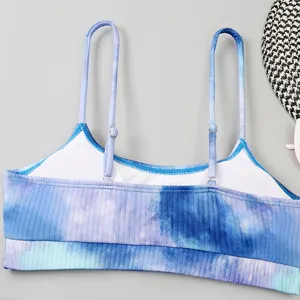 Gros plan détail du haut de bikini côtelé tie-dye bleu, bretelles fines réglables