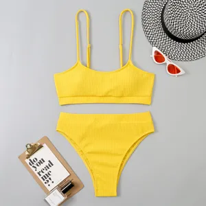 Vue détaillée d'un ensemble de bikini deux pièces côtelé jaune vif taille haute.