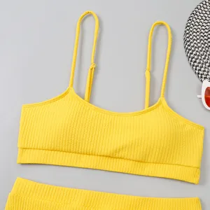 Vue détaillée du haut de bikini jaune côtelé à col U, design en tissu texturé.