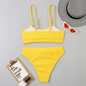 Détail de bikini deux pièces côtelé jaune, texture de maillot taille haute et bretelles.