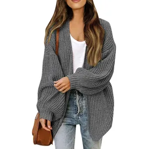 Detailansicht des grauen grob gestrickten Cardigans mit stilvollen Ballonärmeln und weichem.