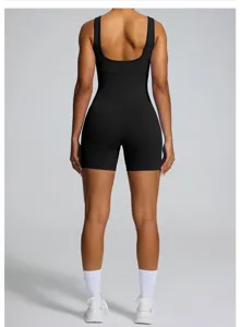 Detalle trasero de mono de yoga sin costuras acanalado negro, corte deportivo ajustado.