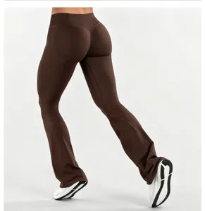 Détail de dos du pantalon de yoga évasé et sans coutures à taille haute en marron foncé.