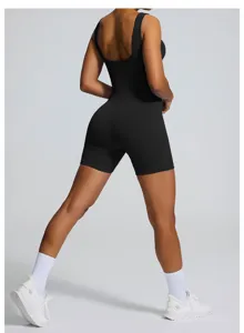 Mono de yoga acanalado sin costuras en negro, detalle de la espalda para deporte.