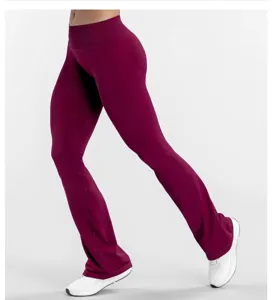 Vue rapprochée du pantalon de yoga évasé taille haute bordeaux montrant la coupe et la forme.