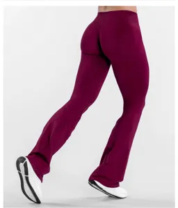 Gros plan détaillé sur le pantalon de yoga flare bordeaux taille haute avec effet push-up.